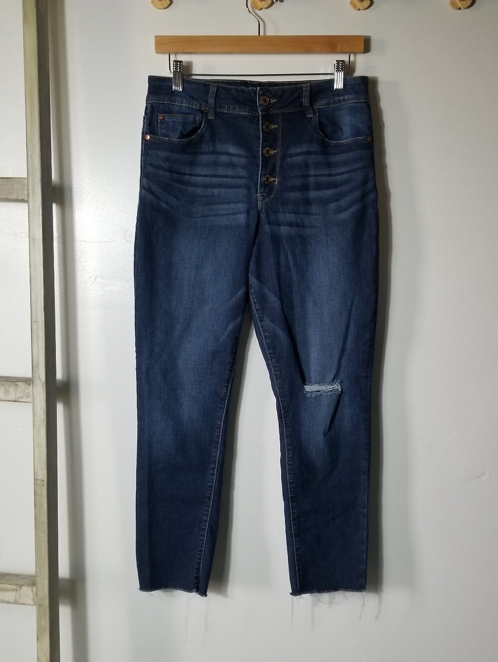 TIME AND TRU WOMEN'S HIGH-RISE BUTTON DOWN DISTRESS KNEE JEANS SIZE 10